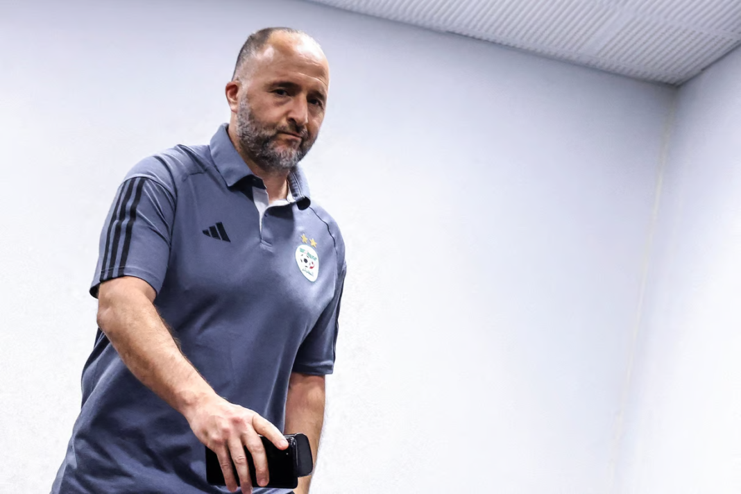 Djamel Belmadi et la FAF : Les coulisses de la rupture dévoilées Djamel Belmadi lors d'une réunion de la FAF, en tenue sportive.