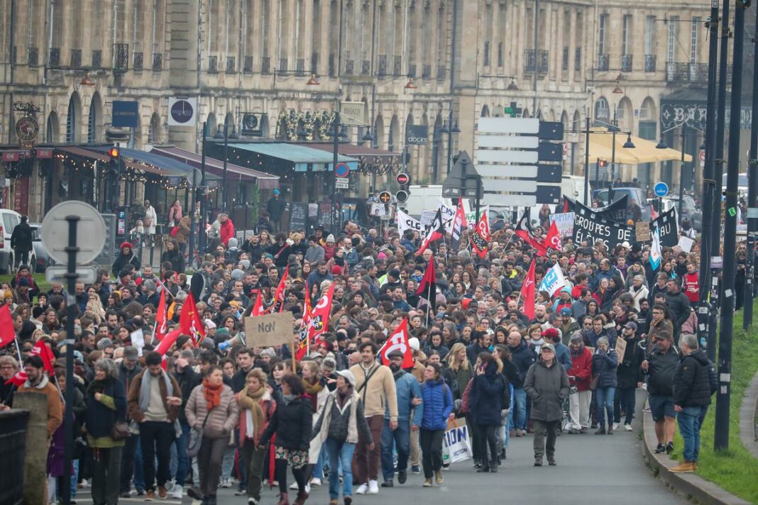 France – Grève dans l’Éducation : Plan de Bataille après une Mobilisation Massive le 1er Février Grande manifestation dans la rue pour la grève dans l'éducation en France.