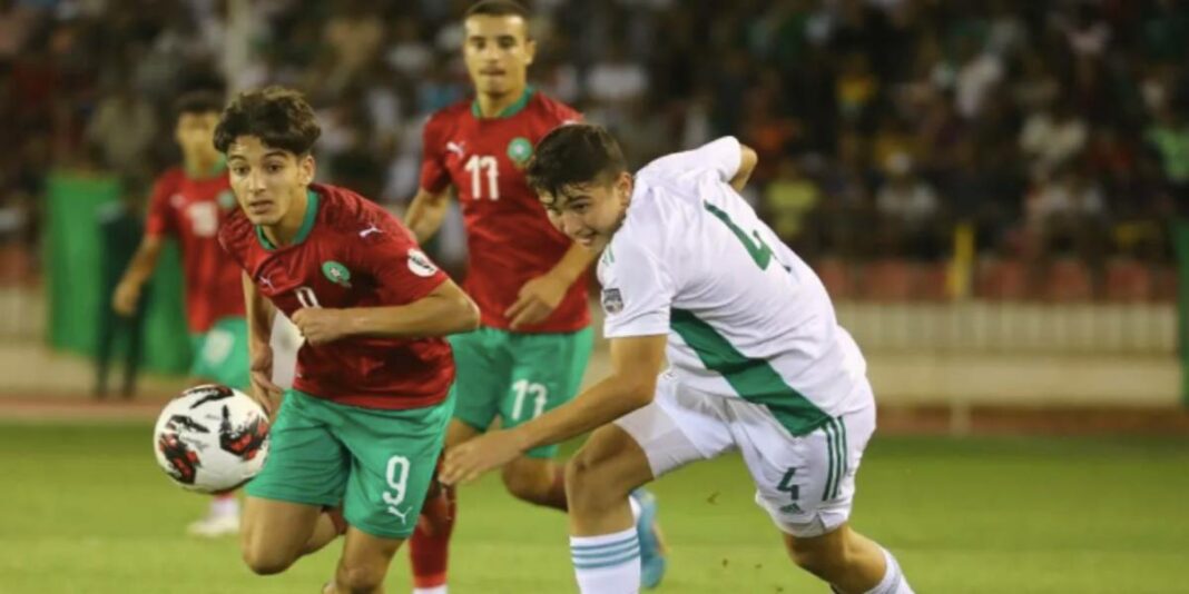 Jeunes joueurs de football U17 en action lors du derby maghrébin.