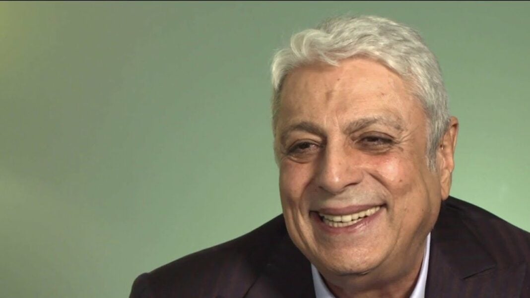 Entretien exclusif avec Enrico Macias : Réflexions profondes sur le film et la vieillesse Enrico Macias souriant lors d'une interview vidéo.