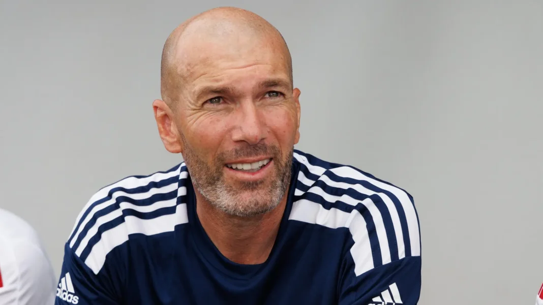 Zinedine Zidane exclut la possibilité de devenir le sélectionneur de l’équipe d’Algérie Zinedine Zidane lors d'une interview, visage souriant.