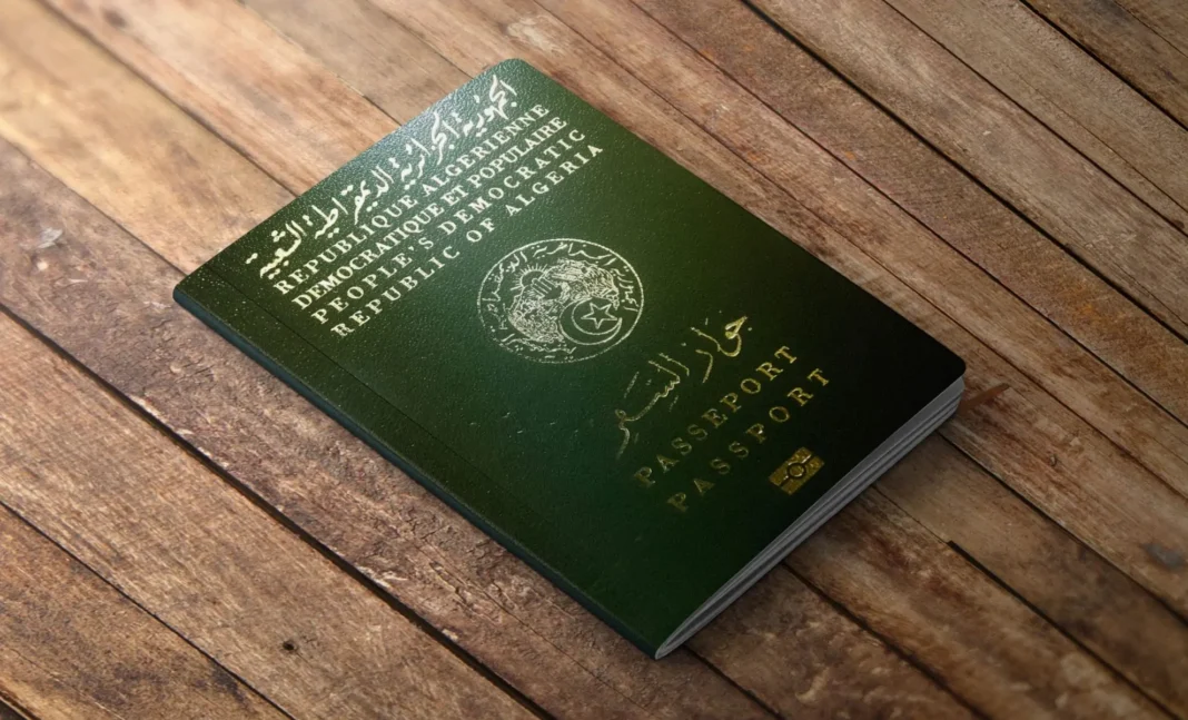 Passeports/Classement : l’Algérie et le Maroc en chute libre, perdent 5 places Passeport de l'Algérie et du Maroc sur un fond en bois.