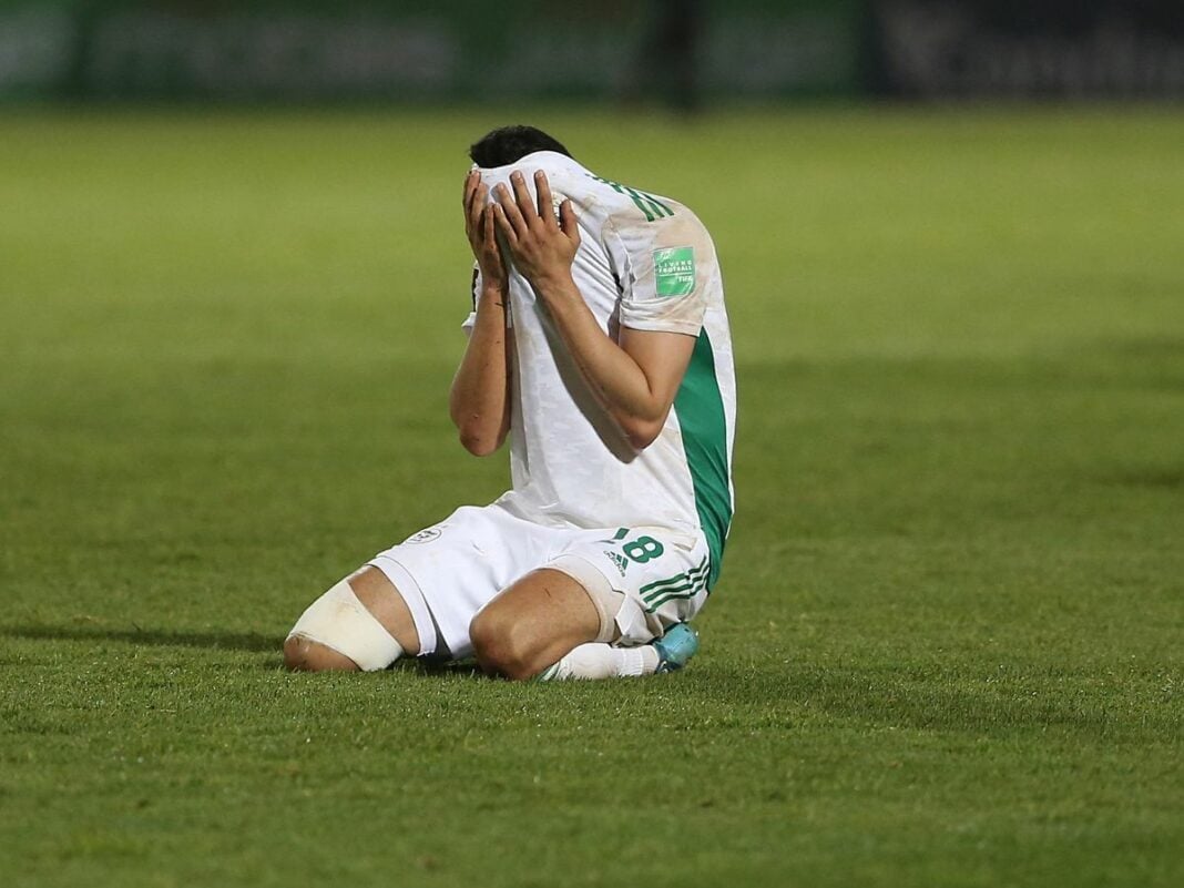 Scandale Footballistique : L’Algérie disqualifiée de la Coupe du Monde par la FIFA Joueur de football en pleurs après une blessure ou une défaite.