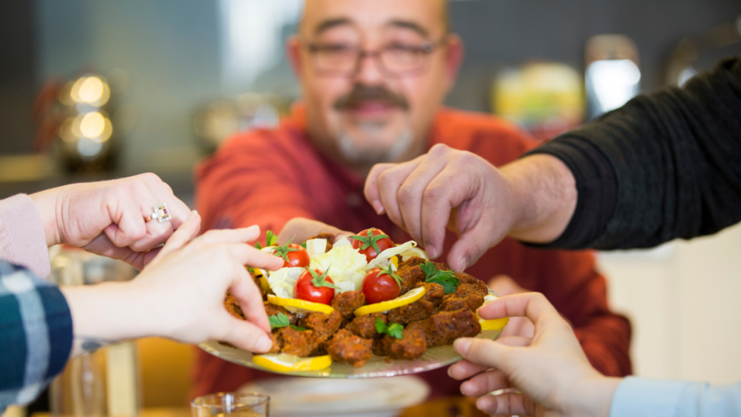 Ramadan et diabète : vous devez absolument savoir ceci… Partage de plats traditionnels du Ramadan entre amis et famille.