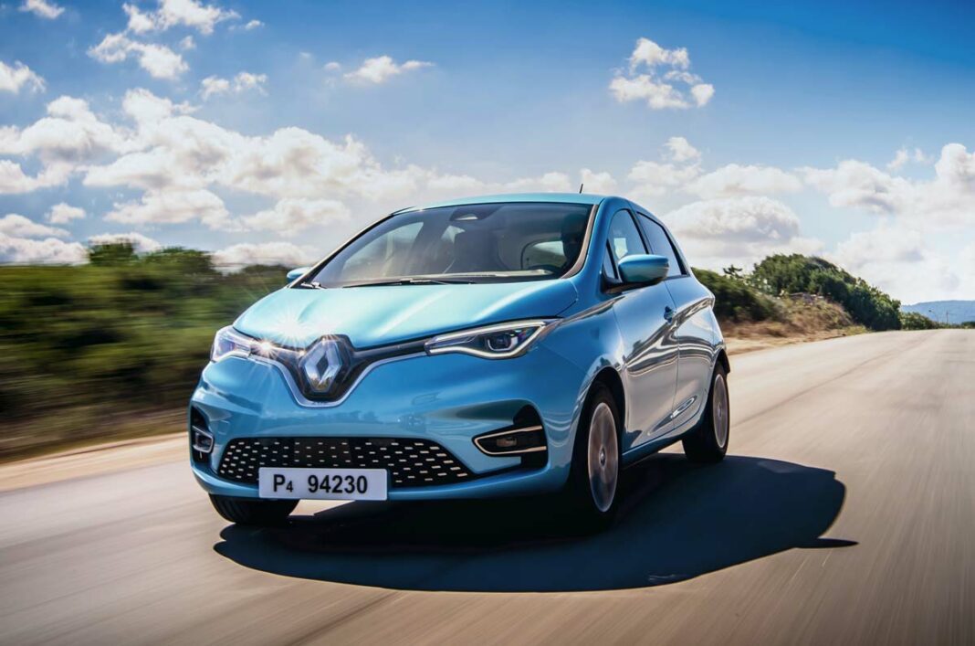 Guide pratique pour choisir les pneus idéaux des véhicules électriques et hybrides en Algérie Voiture électrique Renault en déplacement sur route en Algérie.