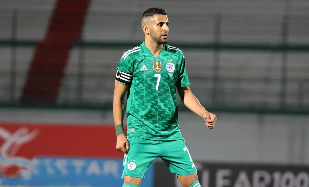 Riyad Mahrez : L’annonce qui choque ses fans ! Riyad Mahrez portant le maillot de l'équipe nationale algérienne.