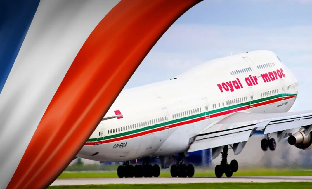 Avion Royal Air Maroc en vol, prêt à décoller.