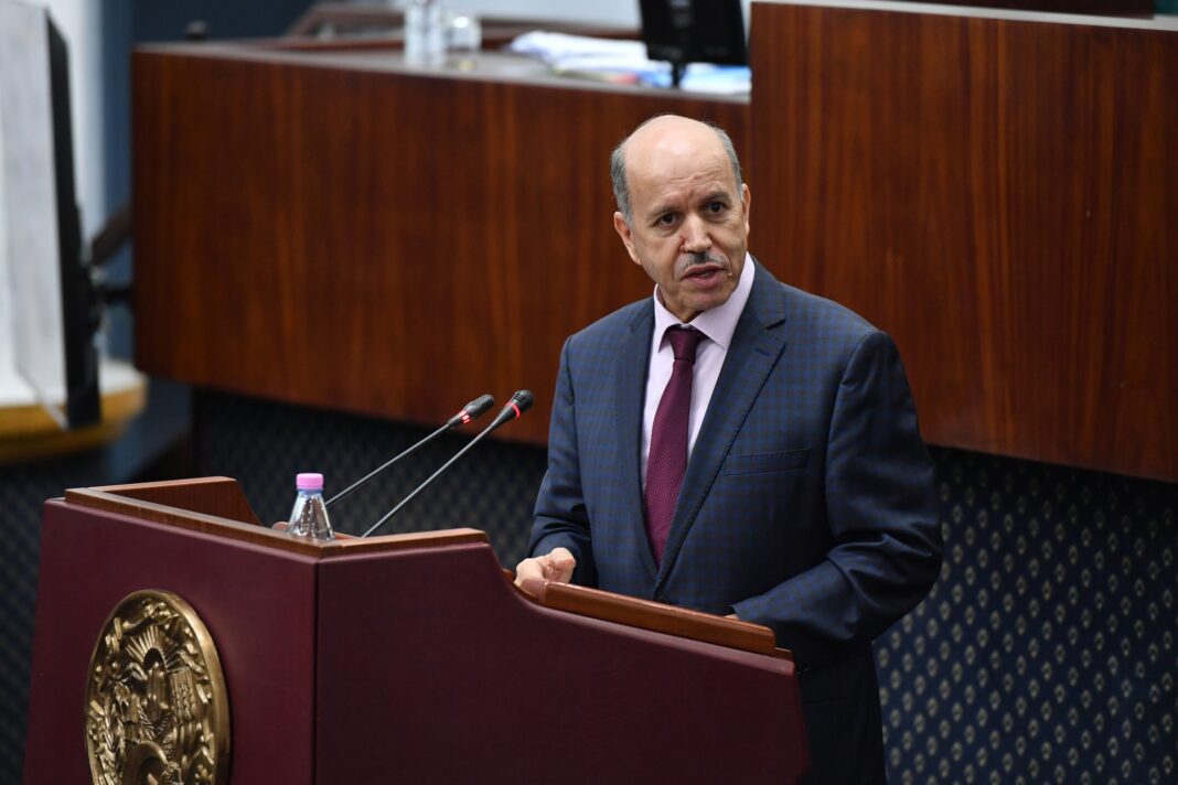 Discours officiel au Parlement Homme en costume parlant au micro lors d'un discours officiel.