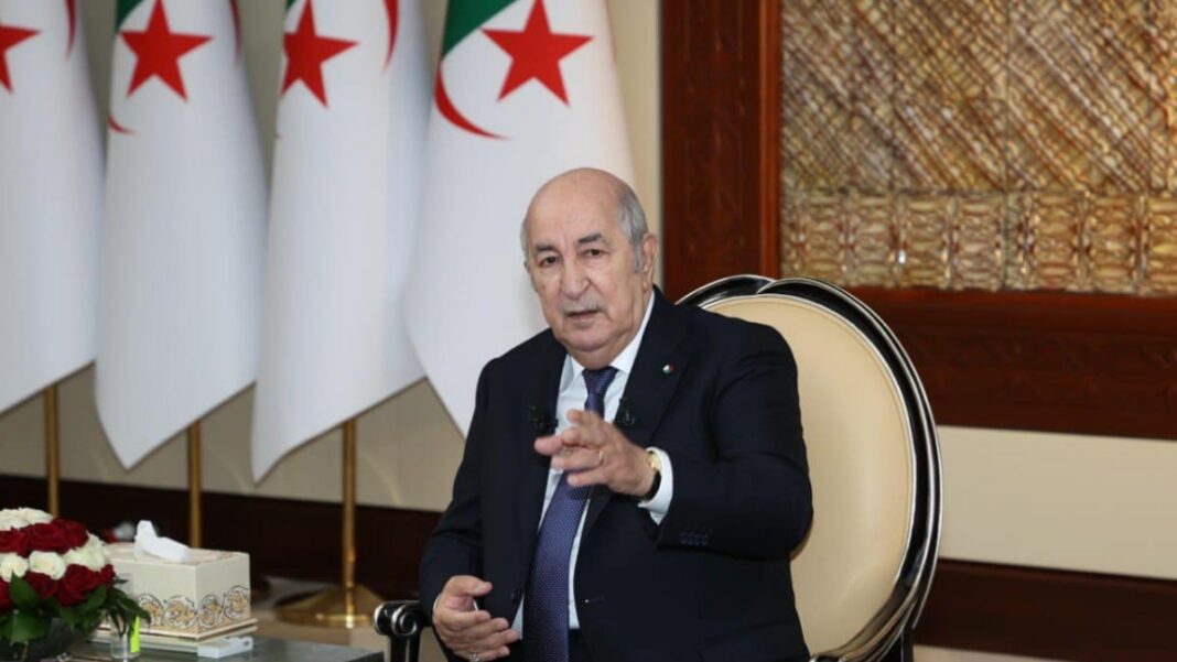 L’Algérie élue membre du conseil spatial africain : Une reconnaissance méritée Le président algérien lors d'une réunion à l'ONU avec drapeaux algériens en arrière-plan.