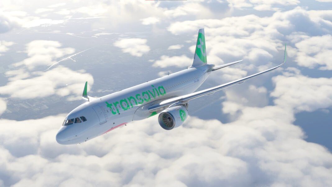 Transavia propose des billets à 39 euros pour des vols depuis l’Algérie pendant l’été 2024 Avion Transavia en vol, ciel nuageux, expansion des bases à l'étranger.
