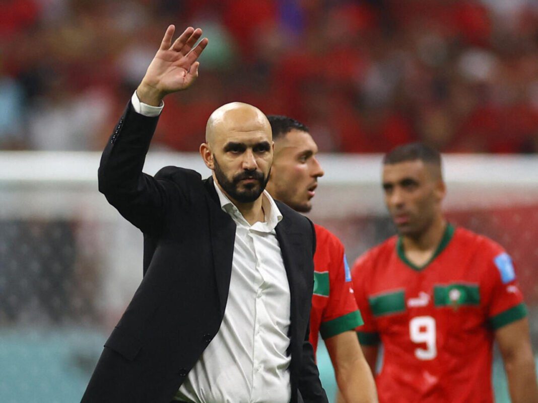 Walid Regragui lors d'un match de football Walid Regragui saluant le public lors d'un match de football.