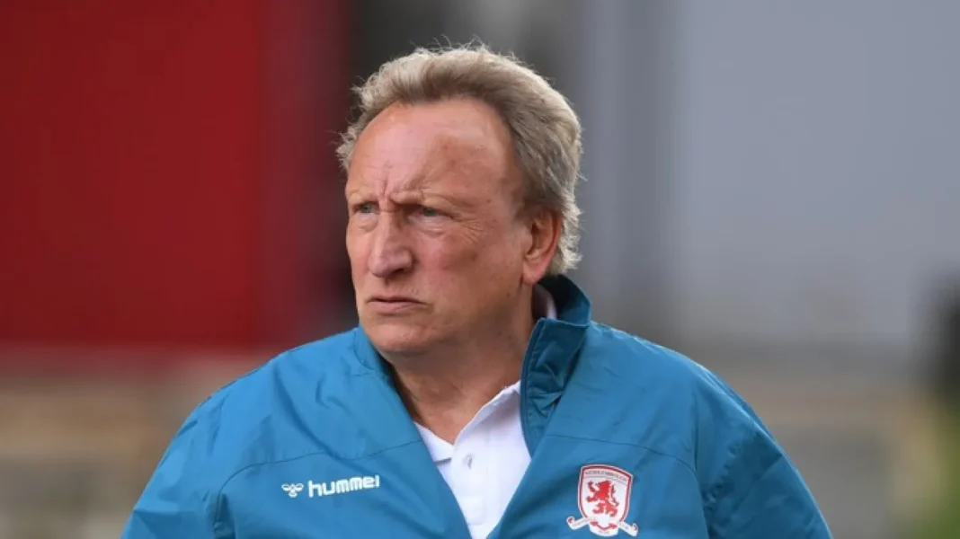Warnock : Nomination d’un coach de 75 ans Entraîneur de football âgé portant un blouson bleu avec logo.