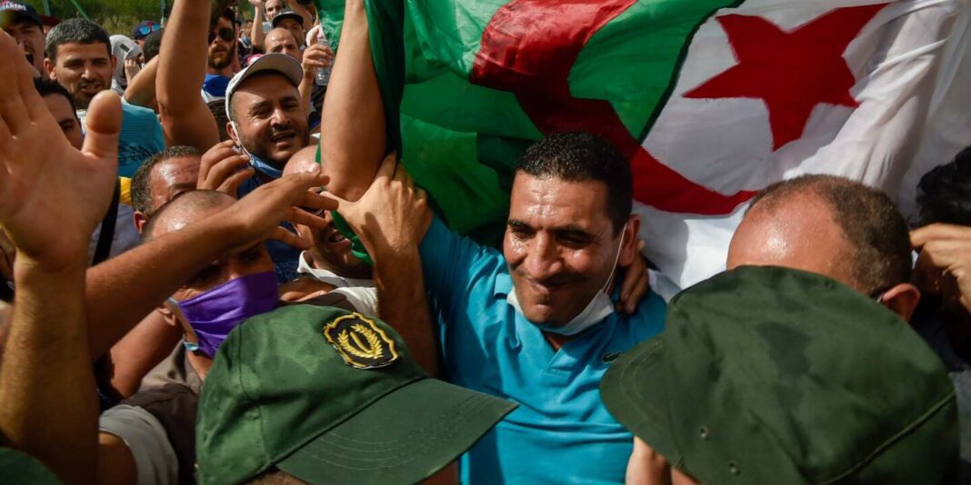 Algérie : Karim Tabbou, opposant algérien, condamné à six mois de prison avec sursis Manifestation populaire en Algérie pour soutenir Karim Tabbou.