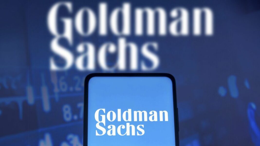 Goldman Sachs : Prédiction controversée sur la croissance continue des actifs à haut risque Logo de Goldman Sachs sur un fond numérique financier.