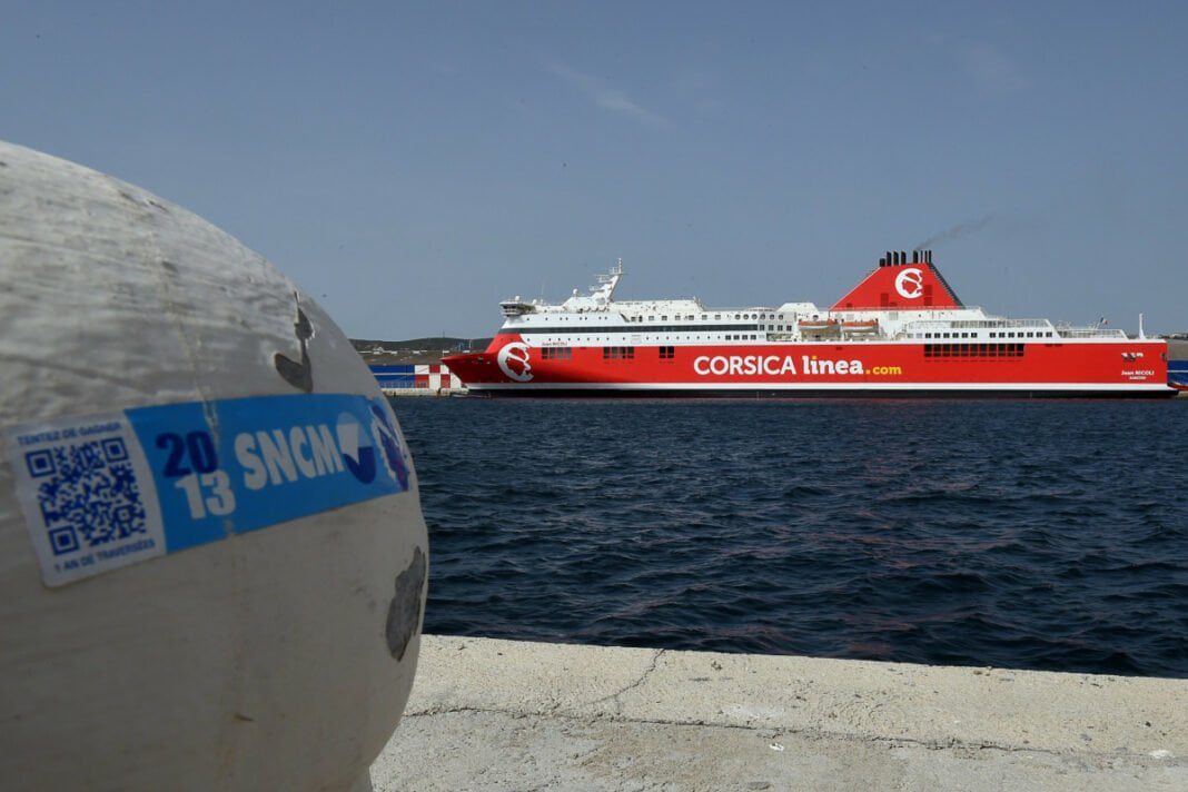 Corsica Linea : Annulation des traversées les 11 et 12 mars en raison d’un mouvement social Ferry Corsica Linea en mer avec bouée de navigation en premier plan.