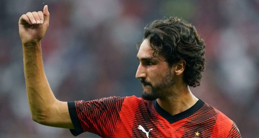 “Je comprends la colère des Algériens”, Yacine Adli Yacine Adli portant le maillot de l'équipe de France.