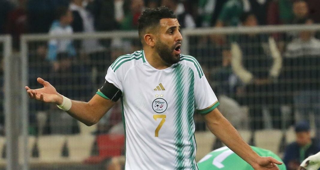 Riyad Mahrez : L’affolante nouvelle en équipe d’Algérie ! Riyad Mahrez en action sur le terrain avec un maillot algérien.