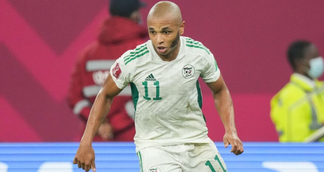 Brahimi en action lors d'un match Brahimi portant le maillot de l'Algérie, prêt à jouer.