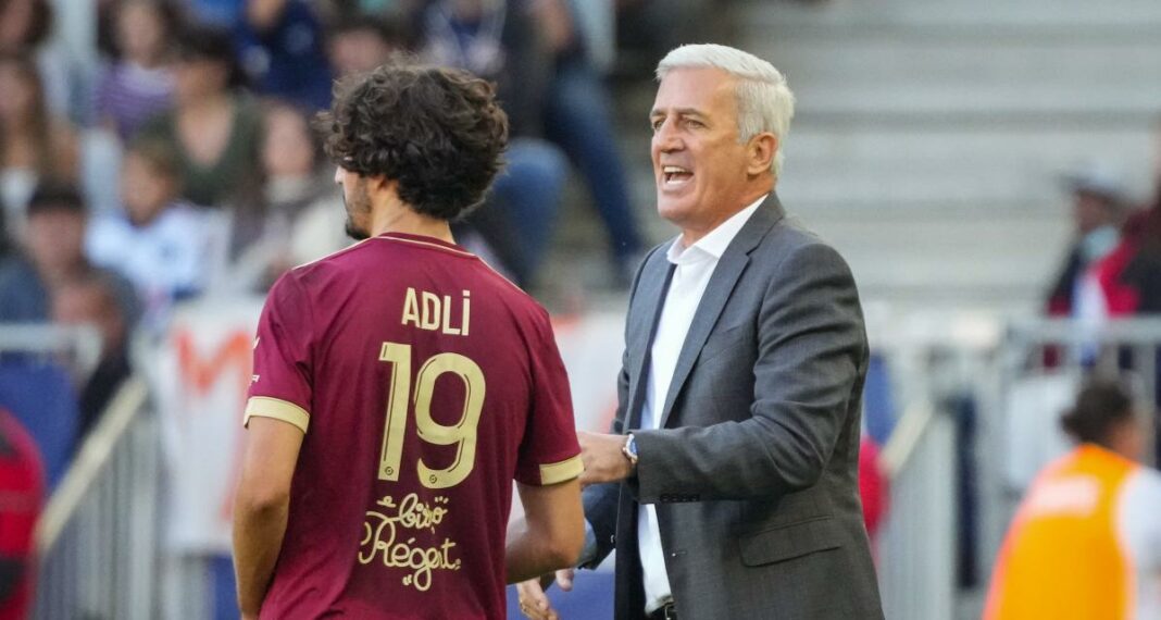 Vladimir Petkovic et Yacine Adli Vladimir Petkovic parle à Yacine Adli lors d'un match de football.