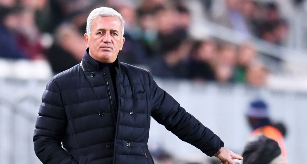 Équipe Algérie : Première liste de Petkovic dévoilée, Mahrez absent et arrivée de nouveaux visages ! Entraîneur Petkovic lors d'un match de l'équipe d'Algérie.