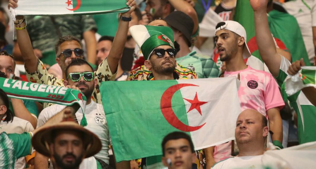 L’équipe d’Algérie exclue des Jeux Olympiques de Paris Supporters algériens avec drapeau lors d'une manifestation.