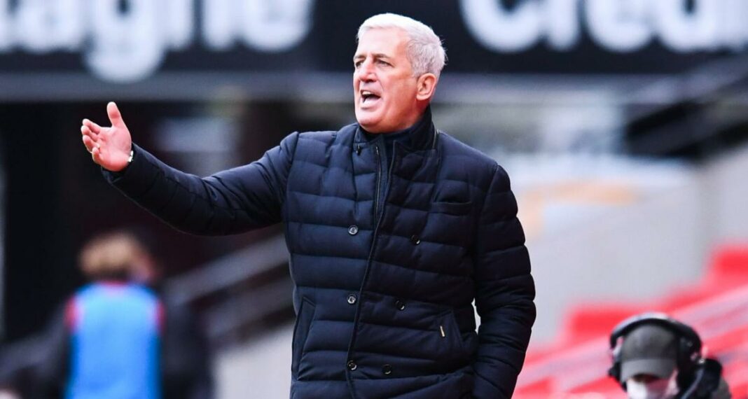 Révélation sensationnelle de Vladimir Petkovic pour propulser l’équipe d’Algérie vers de nouveaux sommets ! Vladimir Petkovic, entraîneur, donnant des instructions sur le terrain.