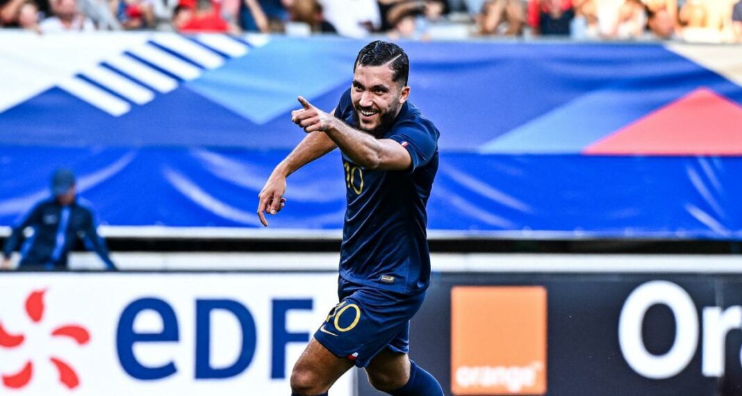 Rayan Cherki en action avec l'équipe de France Esp Rayan Cherki célèbre lors d'un match de football avec la France Espoirs.