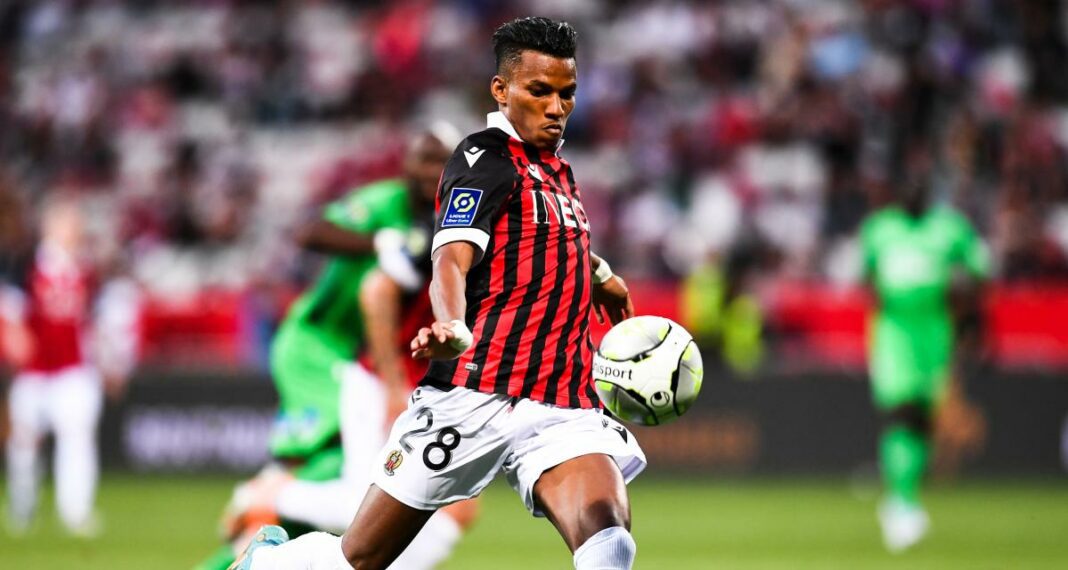 Hichem Boudaoui en action lors d'un match Hichem Boudaoui avec le ballon lors d'un match de football.