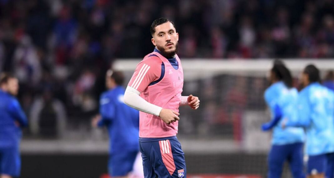 Composition déroutante pour Lorient – OL : Rayan Cherki relégué sur le banc au profit de Baldé et Fofana Rayan Cherki en action sur le terrain avec ses coéquipiers en arrière-plan.