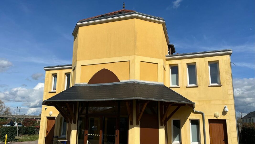Mosquée de Saint-Jean-de-Braye sous un ciel bleu clair.