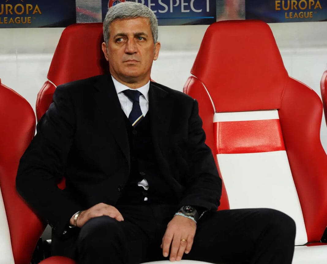 Vladimir Petkovic continue l’aventure : 13e club algérien visité Vladimir Petković assis sur le banc de l'équipe d'Algérie.