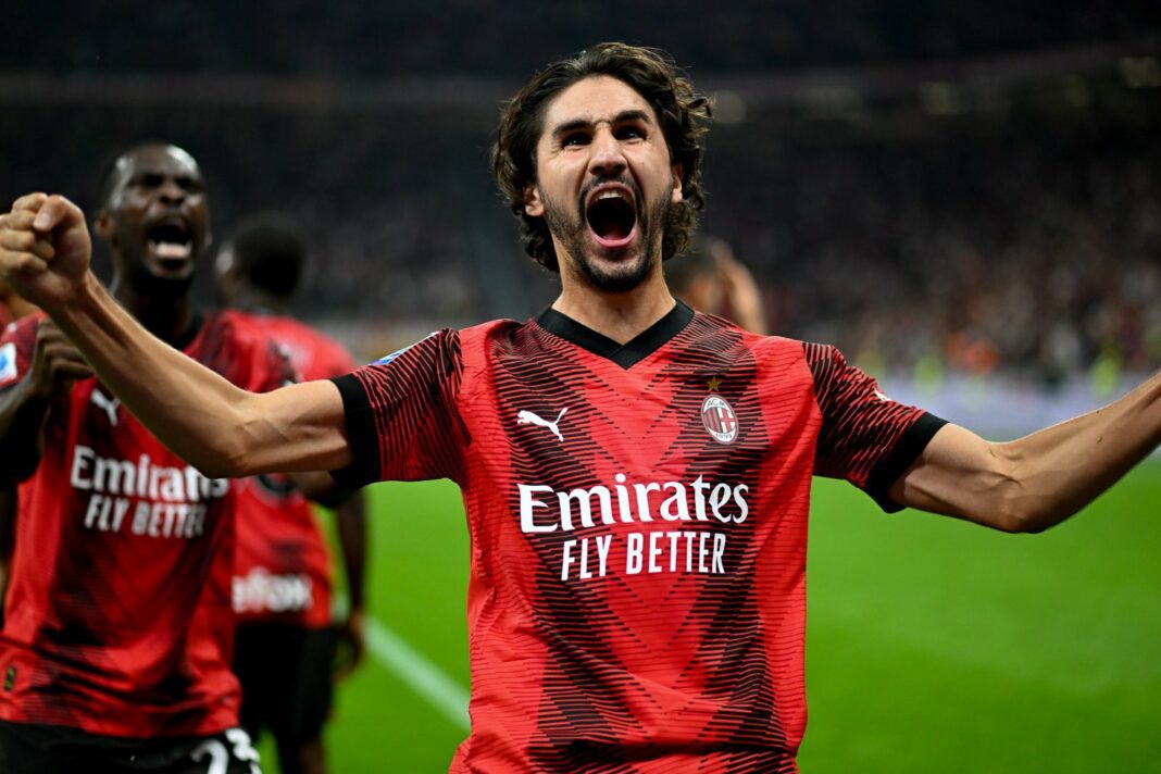 Match de football AC Milan Joueur d'AC Milan célébrant une victoire sur le terrain.