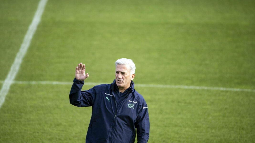 Équipe d’Algérie sous Vladimir Petkovic : Ce Qui Va Changer Vladimir Petkovic saluant lors d'un entraînement de l'équipe d'Algérie.