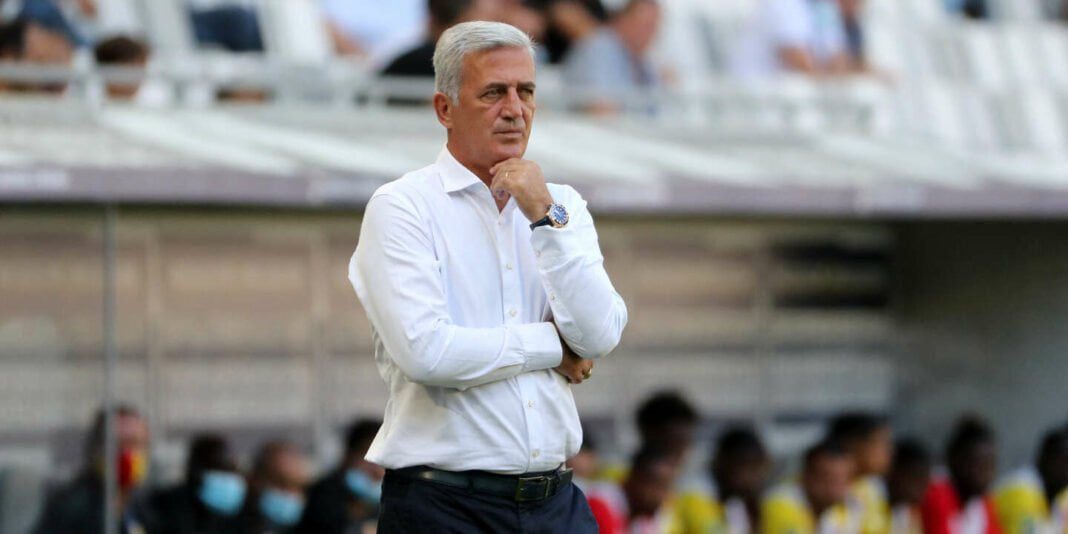 Vladimir Petkovic, entraîneur, observant le match avec concentration.