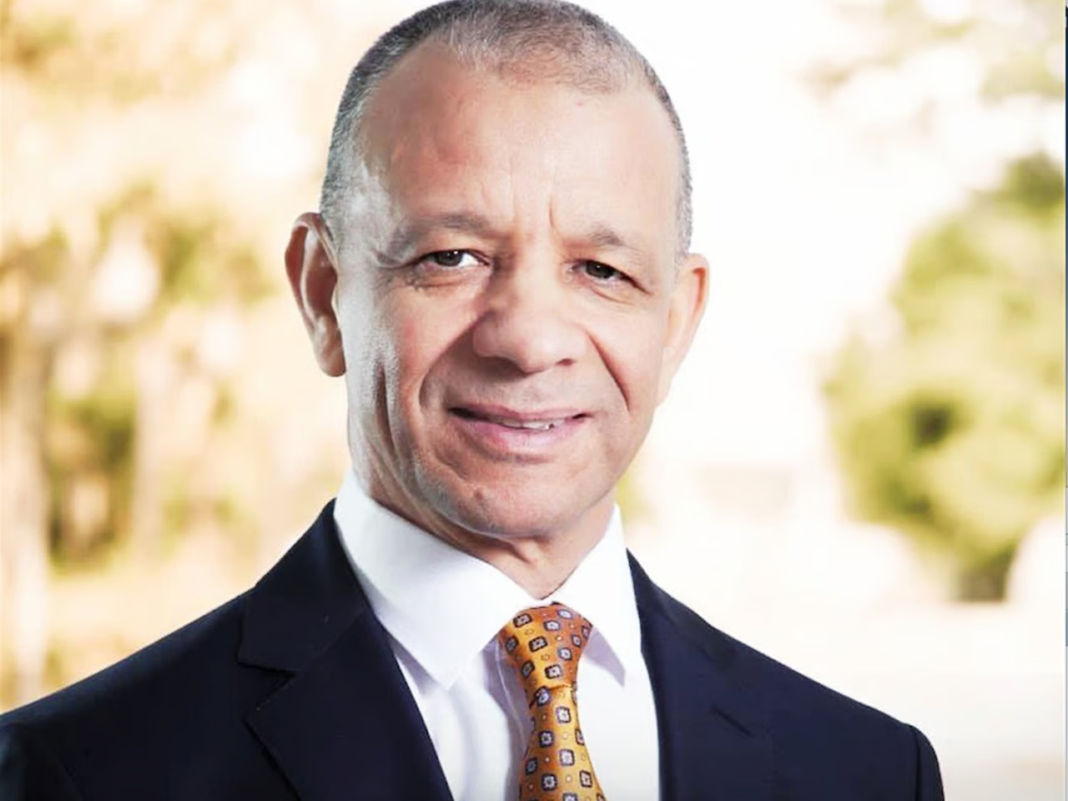Découvrez le Parcours Inspirant d’Abdelkader Bengrina , Figure Montante de la Politique Algérienne Portrait d'Abdelkader Bengrina, figure politique algérienne.