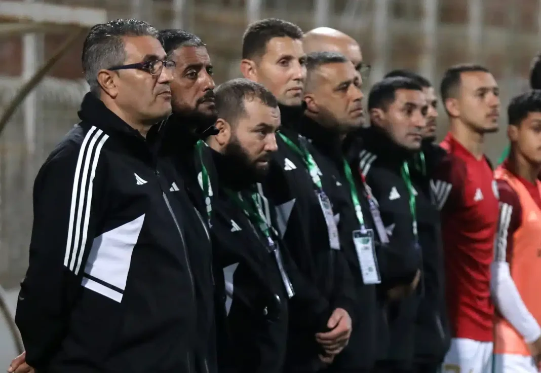 Scandal en Algérie : Le Sélectionneur U20 Gifle ses Propres Joueurs en Plein Match ! Sélectionneur U20 en Algérie giflant ses joueurs en match.