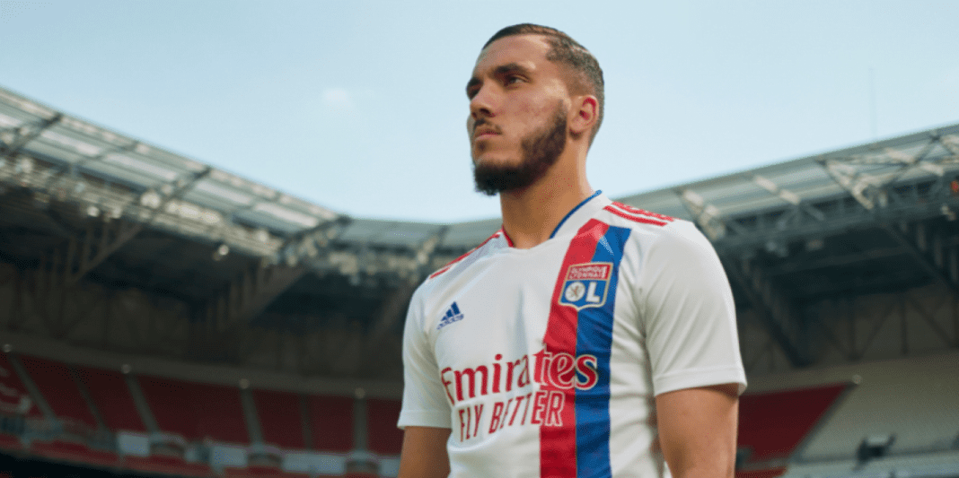 Rayan Cherki et Saïd Benrahma en discussion Rayan Cherki et Saïd Benrahma lors d'un échange sur le football.
