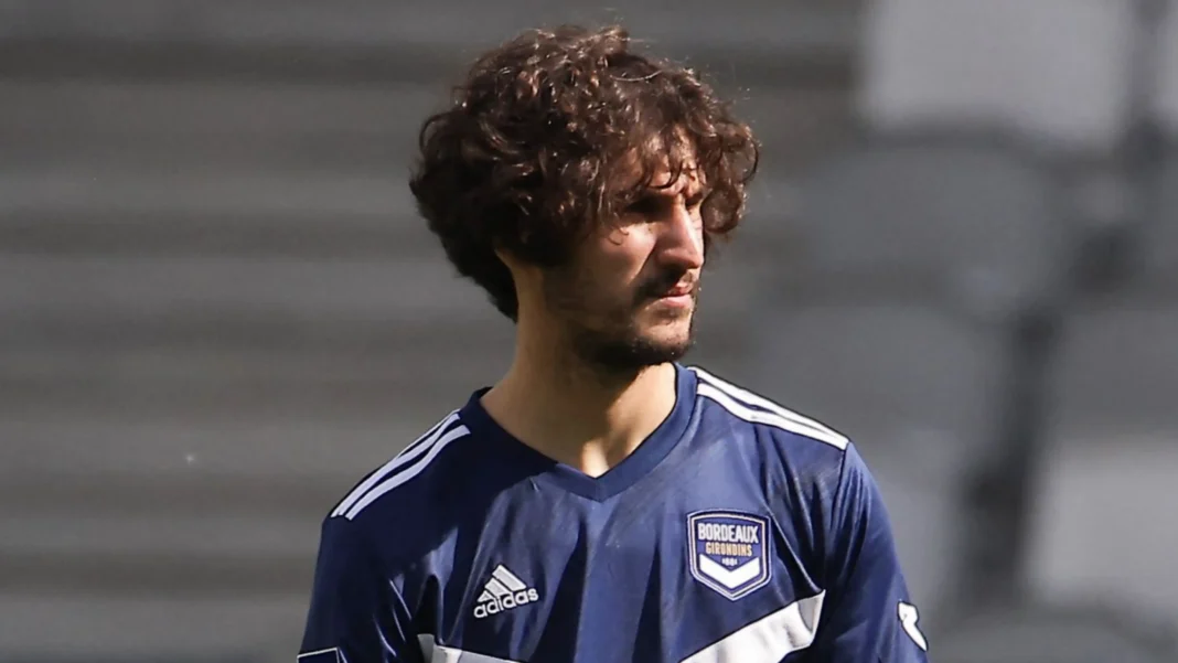 Ali Bencheikh répond vigoureusement à Yacine Adli : “Tu n’as pas le niveau ! » Ali Bencheikh lors d'une interview ou conférence sportive.