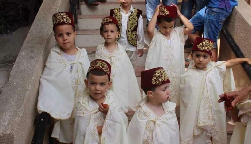Circoncision pendant le Ramadan en Algérie : Conseils et Précautions du Ministère de la Santé Jeunes garçons en vêtements traditionnels pour la circoncision en Algérie.
