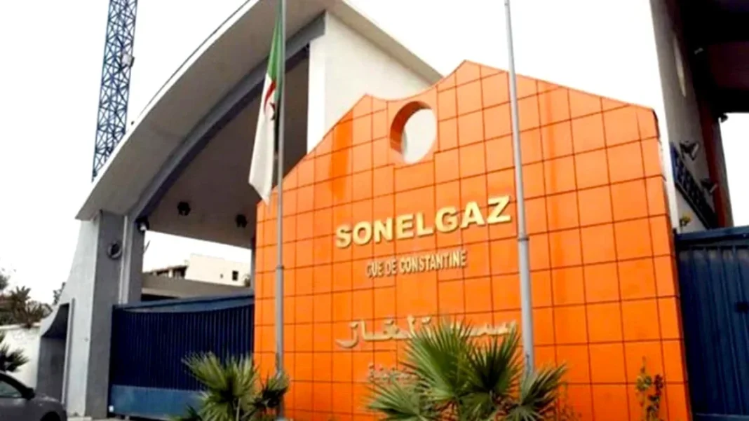Sonelgaz fait preuve de solidarité envers les Algériens pour le Ramadan 2024 Bâtiment de Sonelgaz à Constantine avec drapeau algérien.