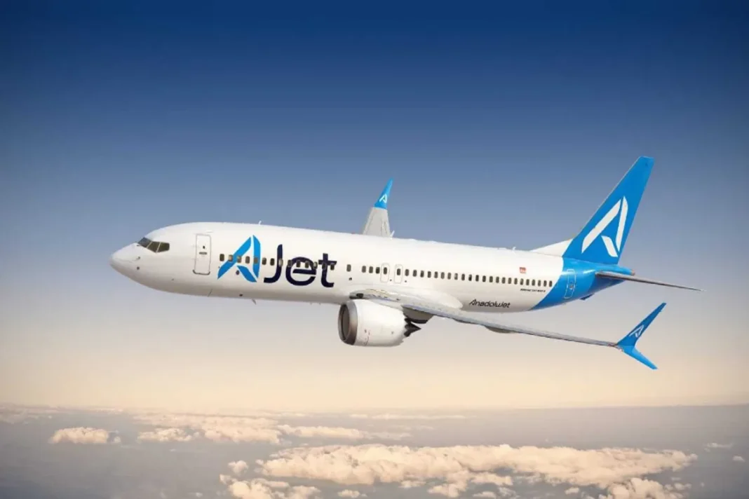 AJET : La Nouvelle marque de Turkish Airlines propose désormais des Billets Avion Turkish Airlines en vol avec logo AJet dans le ciel.