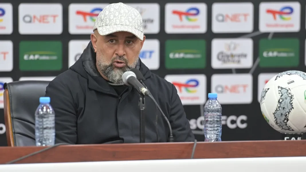 Abdelhak Benchikha parle lors d'une conférence de presse.