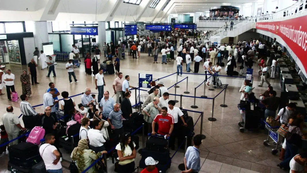 Aéroport d’Alger : une opération de transfert illicite de marchandises mise à nu Foule de passagers à l'aéroport d'Alger en attente de contrôle.