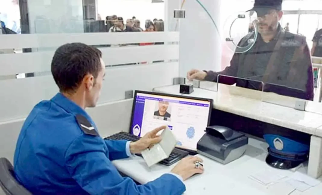 Aéroport d’Alger : il tente de s’infiltrer avec un faux passeport. Son sort est accablant Agent de sécurité vérifiant un passager avec un faux passeport.