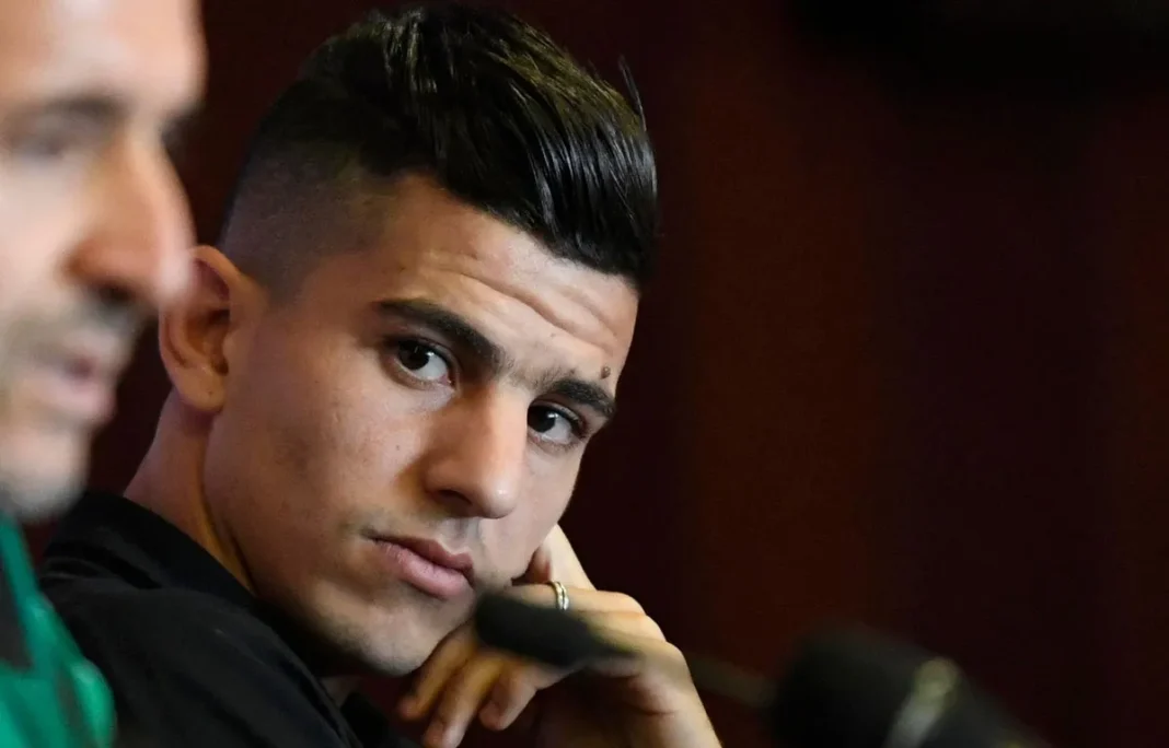 Youcef Atal, joueur de football algérien, lors d'une conférence de presse.