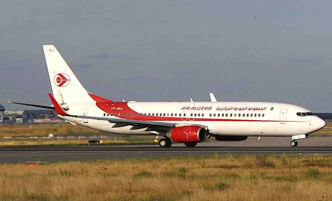 Avion d'Air Algérie sur la piste de l'aéroport.
