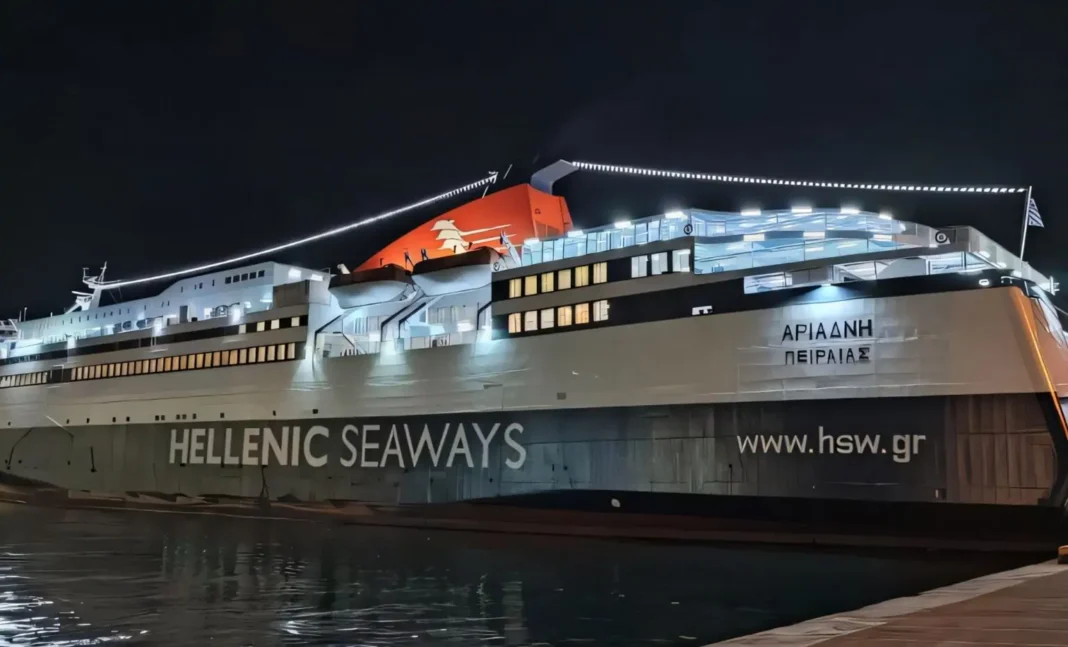 Ferry Hellenic Seaways en mer Ferry Hellenic Seaways éclairé la nuit au port.