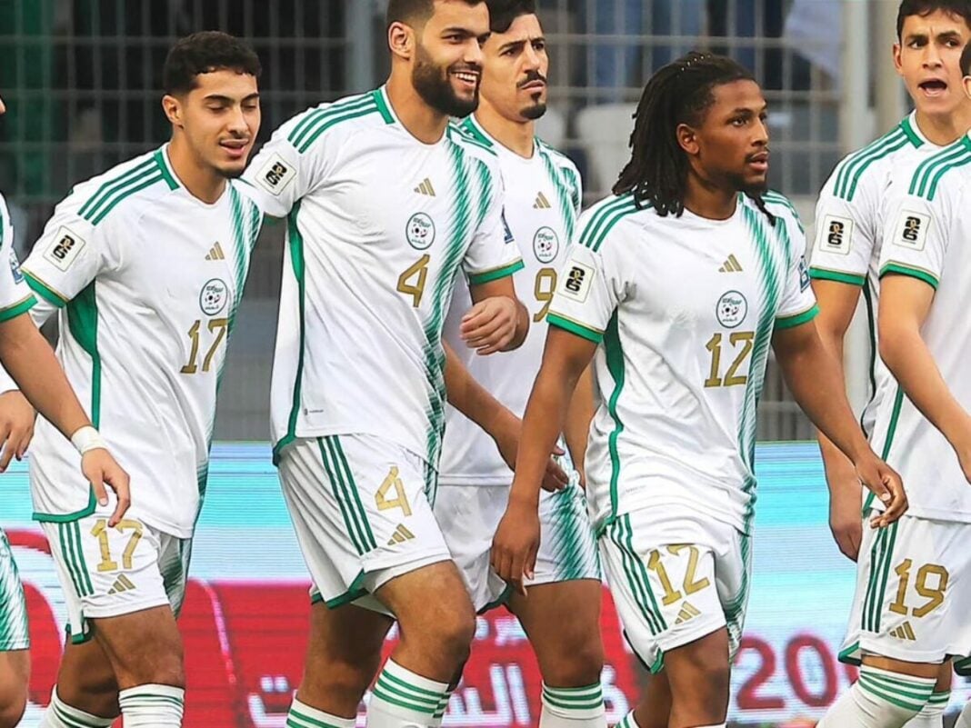 Classement FIFA Avril 2024 :l’ Algérie Maintient sa Position dans le Top 10 Africain Les joueurs algériens en action lors d'un match international.
