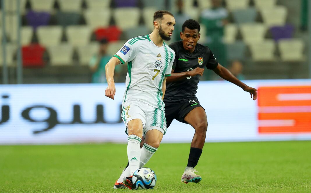Amine Gouiri en action lors d'un match Amine Gouiri en duel avec un adversaire lors d'un match de football.
