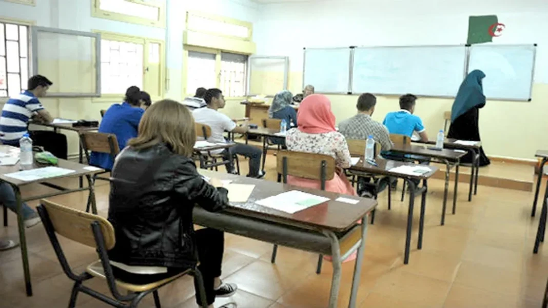 Étudiants passant l'examen BAC et BEM 2024 dans une salle d'examen.